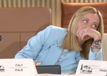 Chuchotement Macron Meloni