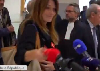 Carla Bruni micro Mediapart