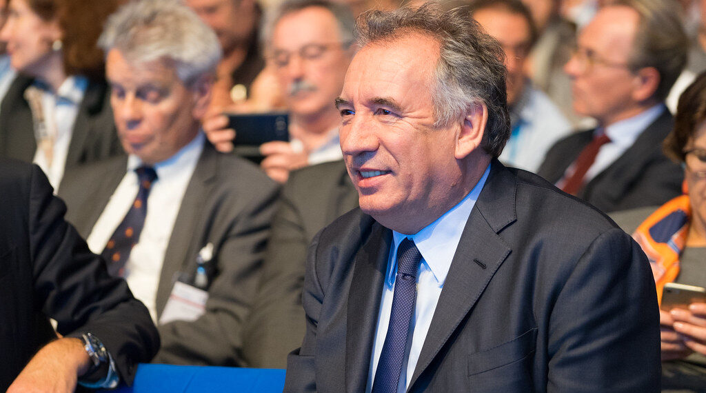 François Bayrou renversé